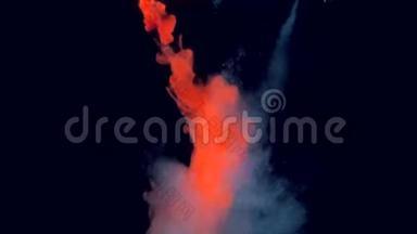 黑色背景上的水蒸气呈红色-白色<strong>流线</strong>。 神秘的气氛。 水和火。